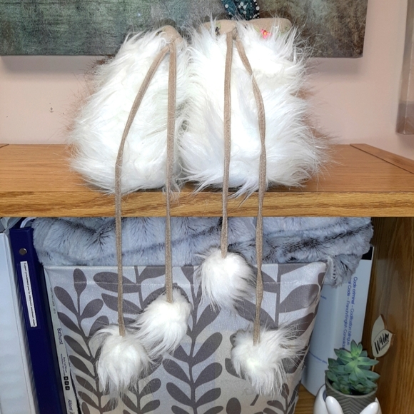 Y2K Plush Slippers with Pom Pom Laces - Picture 4 of 8